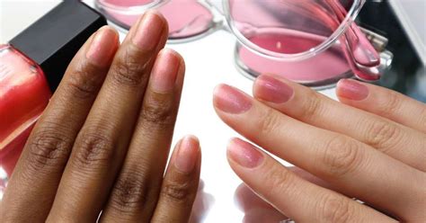 Uñas para piel morena: los 12 colores que más。